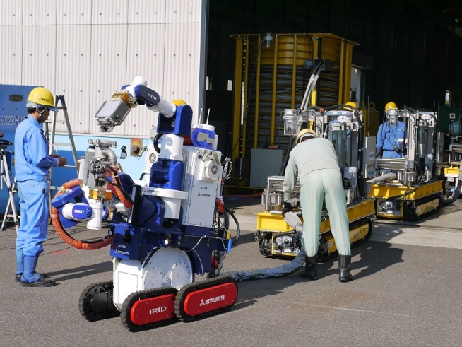 Text Box: Figure 4: Robots conçus par l’International Research Institute for Nuclear Decommissioning pour la décontamination des étages supérieurs d’un bâtiment de réacteur de la centrale nucléaire de Fukushima Daiichi