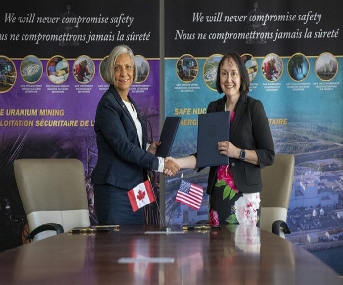 Rumina Velshi, présidente de la CCSN, et Kristine Svinicki, présidente de la Commission de réglementation de l’énergie nucléaire des États-Unis, signent un protocole de coopération lors d’une cérémonie officielle à Ottawa (Ontario).