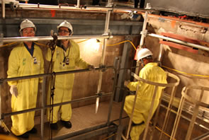  Des employés de la CCSN sur le site inspectent le bâtiment