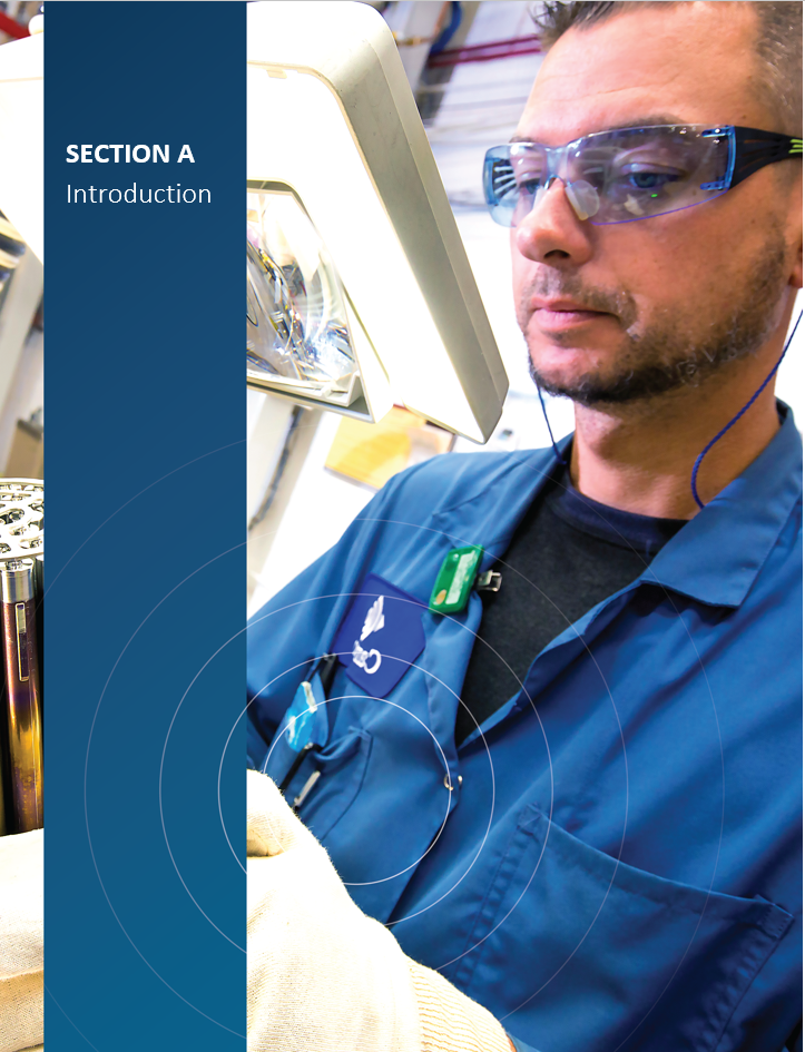 Image de couverture pour la section A, Introduction, montrant un employé de l’installation de fabrication de combustible de Cameco en train d’inspecter des grappes de combustible CANDU prêtes pour utilisation.