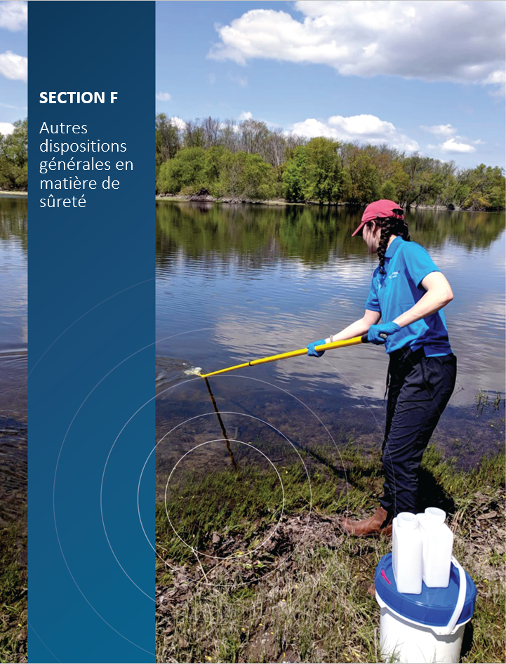 Image de couverture pour la section F, Autres dispositions générales en matière de sûreté, montrant une employée de la CCSN qui prélève des échantillons d’eau dans le cadre du Programme indépendant de surveillance environnementale de la CCSN