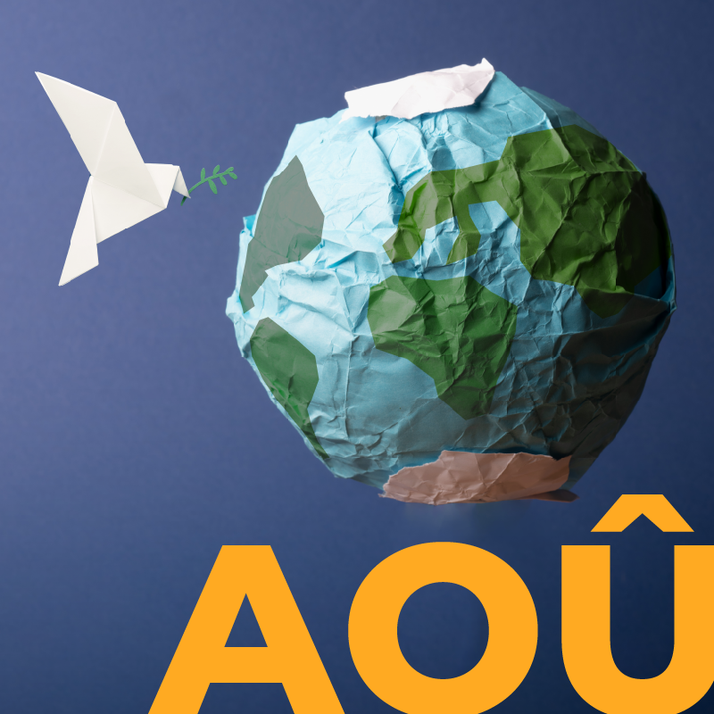 Un origami d’une colombe à côté d’une représentation de la Terre, au-dessus du mot août