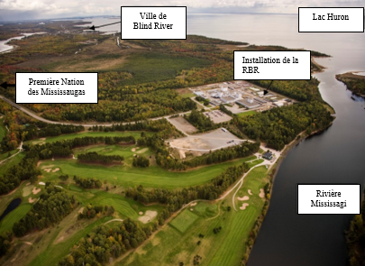 Photographie aérienne qui montre l’emplacement de l’installation par rapport à la ville de Blind River, à la Première Nation des Mississaugas, au lac Huron et à la rivière Mississagi. Tous les emplacements sont indiqués par des boîtes de texte sur la photo.