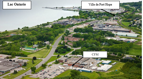 Photographie aérienne qui montre, par des boîtes de texte sur la photo, l’emplacement de l’installation par rapport à la ville de Port Hope et au lac Ontario. L’installation comprend plusieurs bâtiments répartis d’un bout à l’autre d’un campus. 