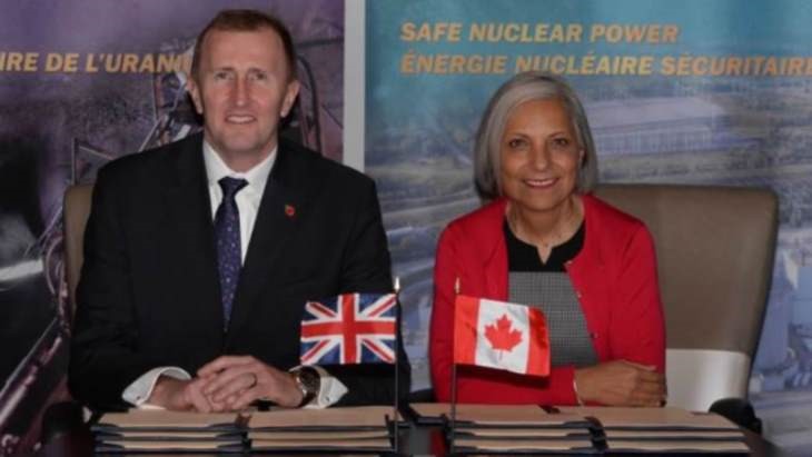Mme Rumina Velshi, présidente de la CCSN, et M. Mark Foy, ONR, signent une nouvelle entente administrative en matière de coopération nucléaire.