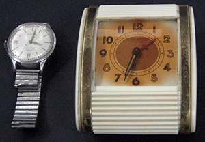 Une horloge d’époque dont les chiffres et aiguilles sont couverts d’une peinture au radium.